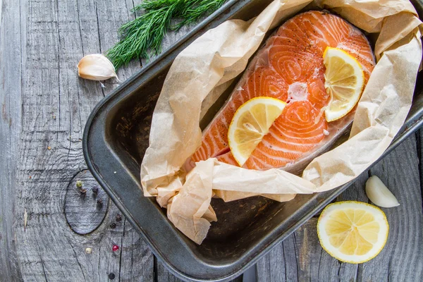 Salmon steak with lemon slices — Stock Photo, Image