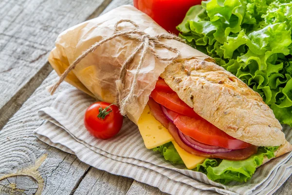 Sandwich con ensalada y tomate — Foto de Stock