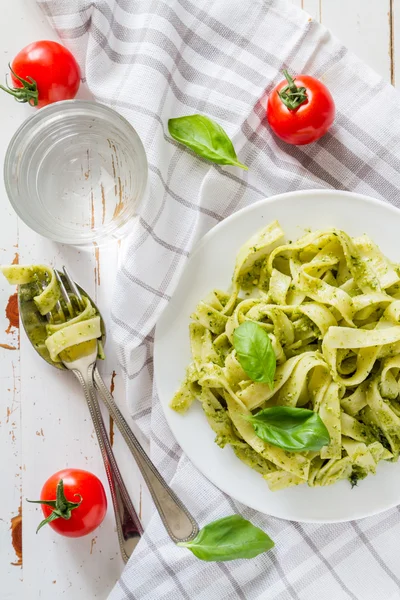 Tagliatelle pasta med pestosås — Stockfoto