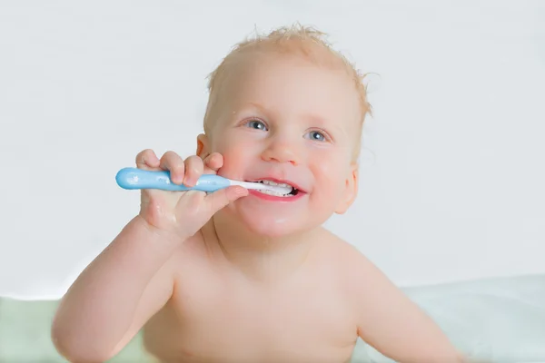 Petit bébé dans le bain — Photo