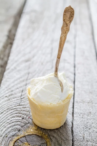 素朴な木材の背景のアイスクリーム — ストック写真