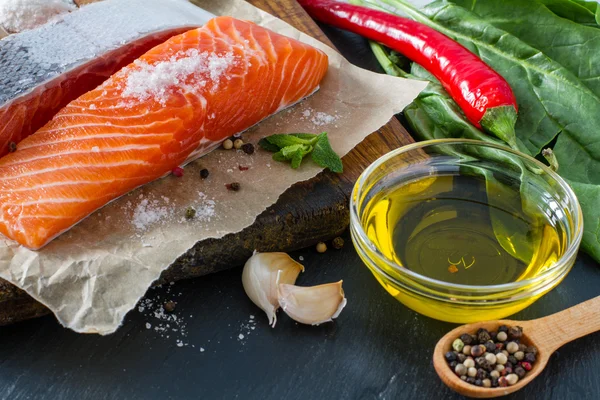 Salmon fillet with spinach salt — Stock Photo, Image