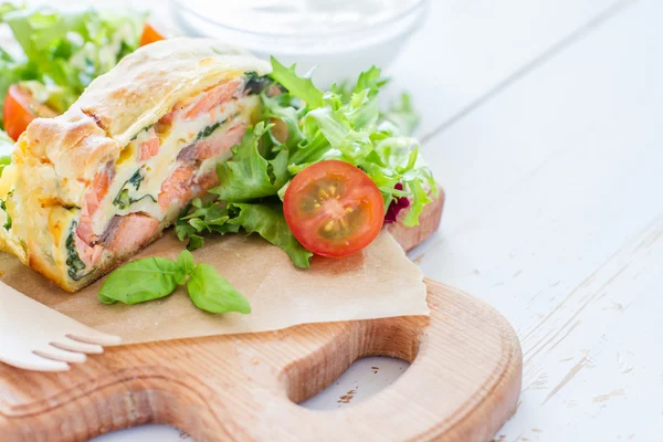 Strudel pie with salmon and spinach — Stock Photo, Image