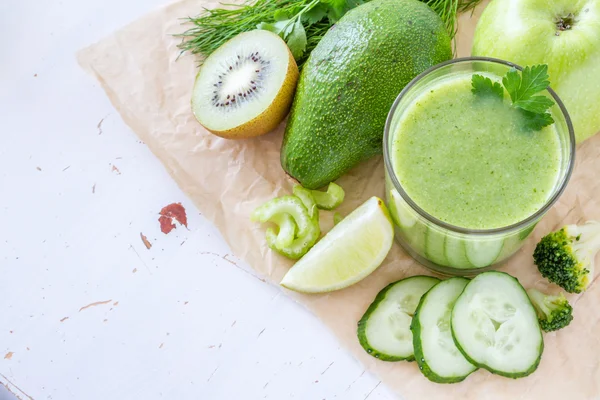 Green smoothie and ingredients — Stock Photo, Image