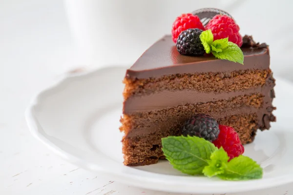 Pastel de chocolate en plato blanco — Foto de Stock