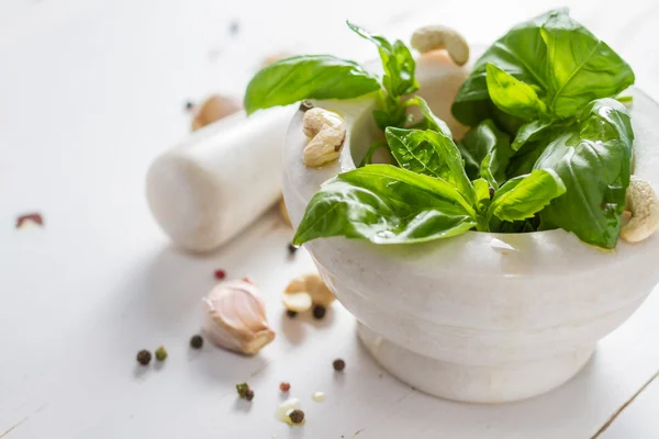 Albahaca, nueces, pimienta en piedra pestle — Foto de Stock