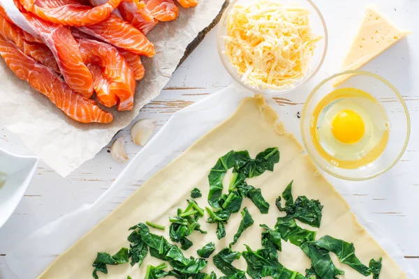 Preparación de pastel de strudel con salmón — Foto de Stock