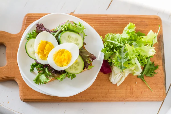 Sandwich aux œufs avec salade — Photo