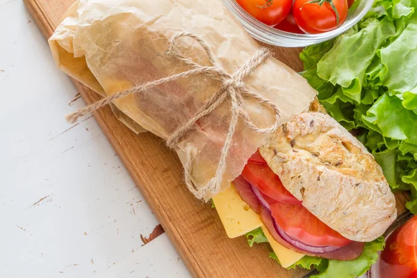 Sandwich con ensalada y tomate —  Fotos de Stock