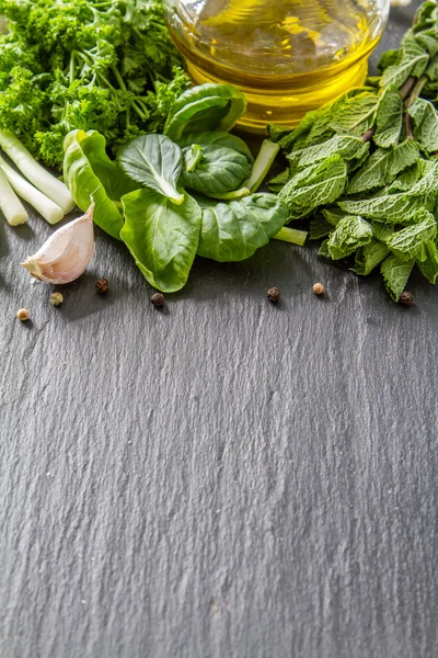 Kruiden achtergrond op donkere stenen achtergrond — Stockfoto