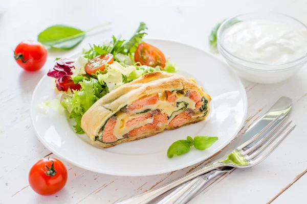 Strudel pie with salmon and spinach — Stock Photo, Image