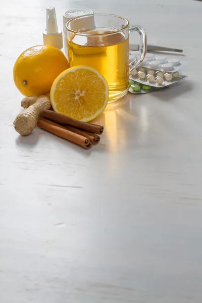 Cura del freddo - tè, limoni, pillole — Foto Stock