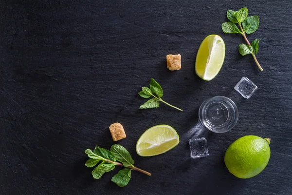 Mojito ingredientes sobre fundo de pedra — Fotografia de Stock