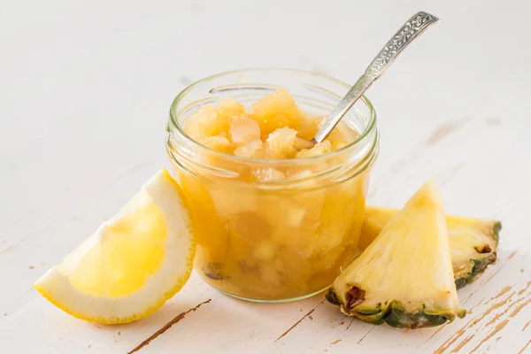 Los ingredientes de la confitura - la piña, el limón —  Fotos de Stock