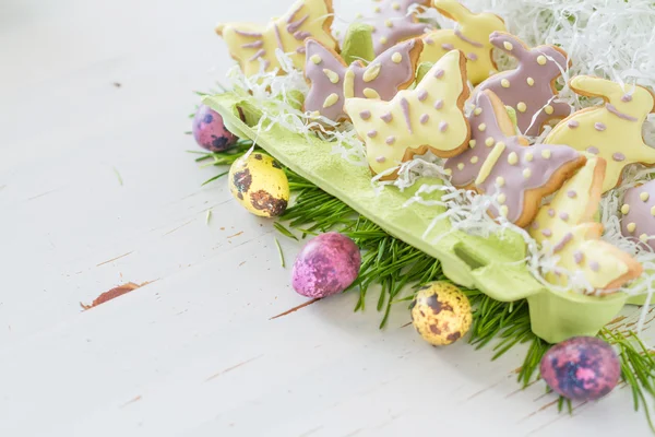 Wielkanoc - motyl i ciasteczka w kształcie króliczka — Zdjęcie stockowe