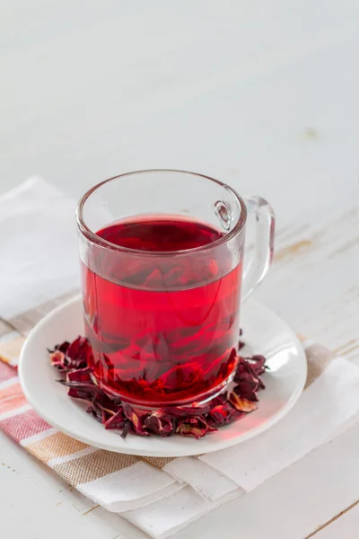 Thé Hibiscus dans une tasse en verre — Photo