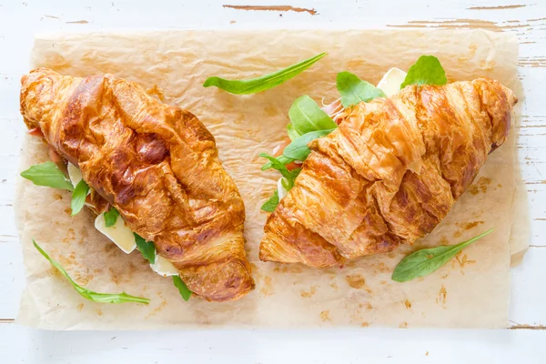 Sandwich croissant med skinka brie rucola — Stockfoto