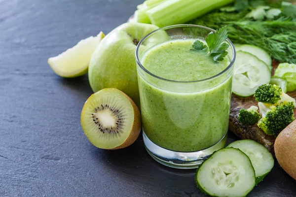 Smoothie verde e ingredientes — Fotografia de Stock