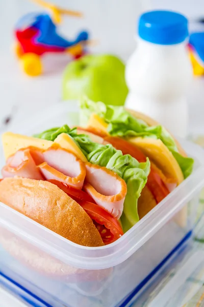 Коробка с обедом - бутерброды — стоковое фото
