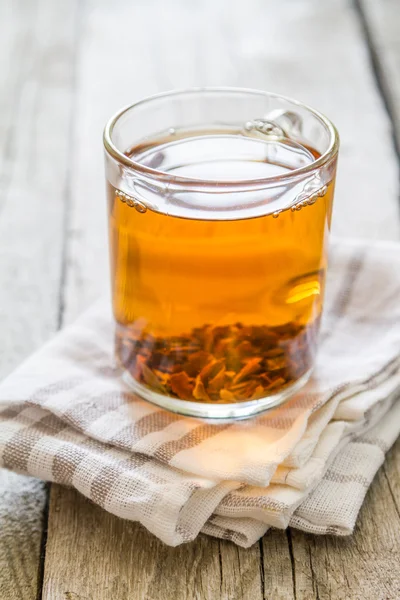 Té negro en taza de vidrio —  Fotos de Stock