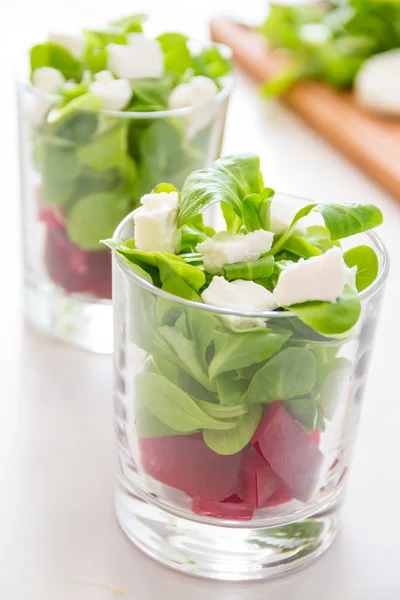 Cukorrépa gyökér saláta felszolgálva a — Stock Fotó
