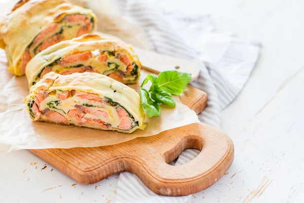 Strudel pie with salmon and spinach — Stock Photo, Image