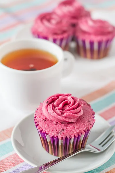 Chocolate and blackcurrant buttercream cupcakes — Stock Photo, Image
