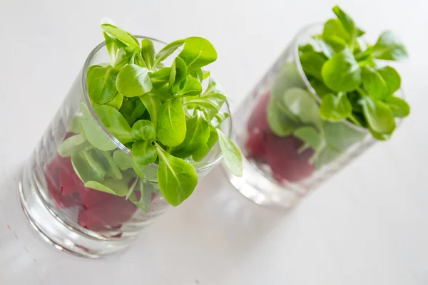 Pancar kök salata bardaklarda servis — Stok fotoğraf