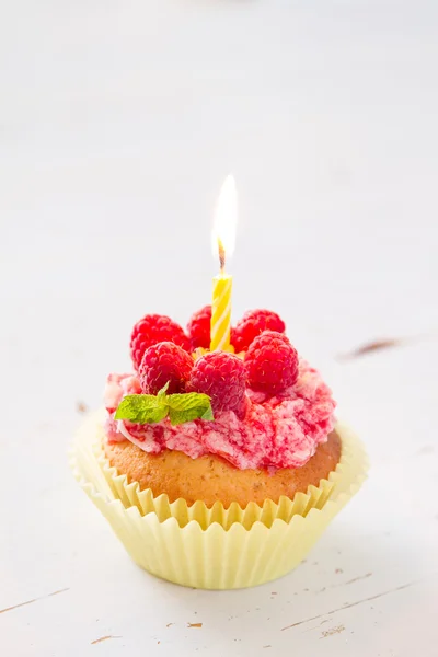 Cupcake d'anniversaire avec framboise et bonbons — Photo