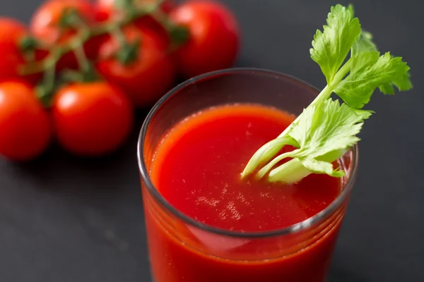 Zumo de tomate en vaso —  Fotos de Stock