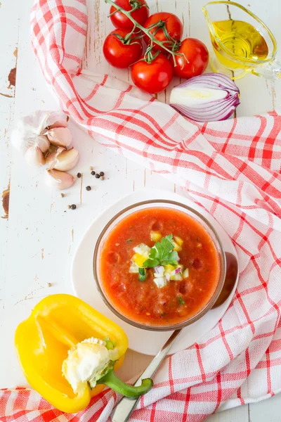 Sopa de verão gaspacho e ingredientes — Fotografia de Stock