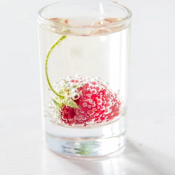 Truskawka w soda w małym szklanym — Zdjęcie stockowe
