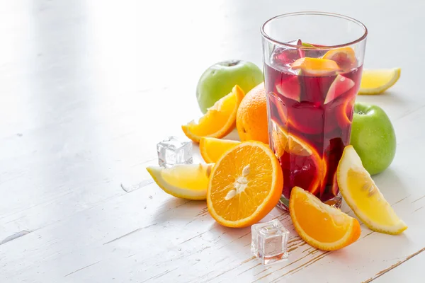 Sangria ve vysoké sklenici s ovocem — Stock fotografie
