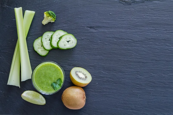 Πράσινο smoothie και συστατικά — Φωτογραφία Αρχείου