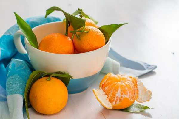 Mandarins em tigela branca — Fotografia de Stock