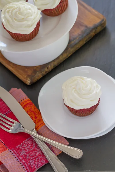 Punajuuren punainen sametti cupcakes — kuvapankkivalokuva