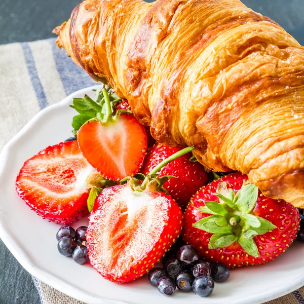 Petit déjeuner - croissants aux baies — Photo