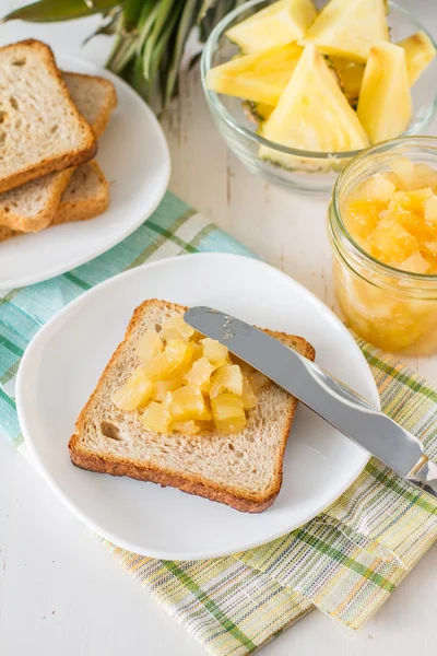 Завтрак - тост с ананасовым джемом — стоковое фото