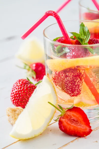 Limonada de fresa e ingredientes —  Fotos de Stock