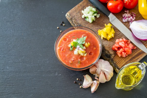 Gazpacho summer soup  and ingredients — Stock Photo, Image