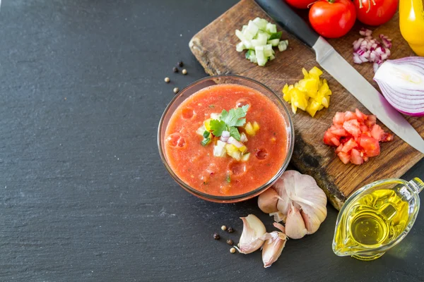 Sopa de verão gaspacho e ingredientes — Fotografia de Stock