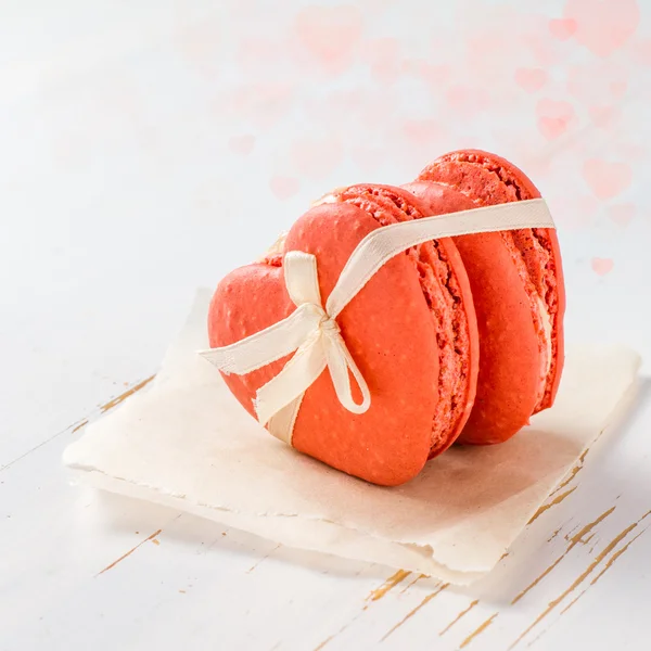 Macarrones en forma de corazón con cinta —  Fotos de Stock