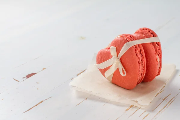 Macarrones en forma de corazón con cinta —  Fotos de Stock