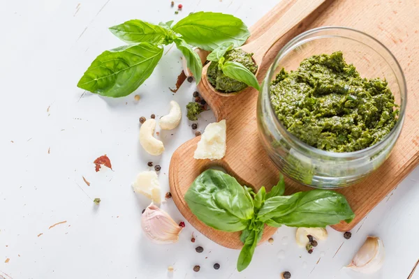 Albahaca, nueces, pimienta en piedra pestle —  Fotos de Stock