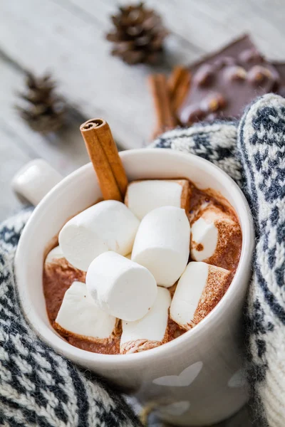 Varm choklad med marshmallows — Stockfoto