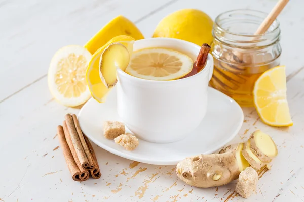 Té de hierbas con jengibre y rodajas de limón —  Fotos de Stock