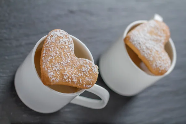 Φλιτζάνια του καφέ, καρδιά σχήμα cookies — Φωτογραφία Αρχείου