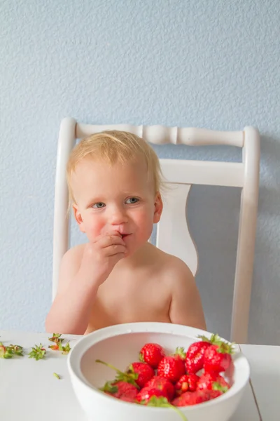 Liten unge äta jordgubbar — Stockfoto