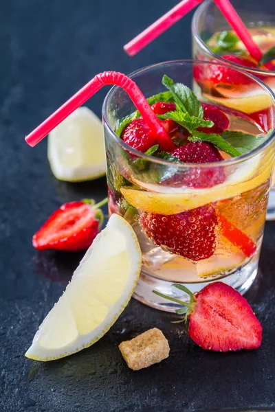 Limonade aux fraises et ingrédients — Photo