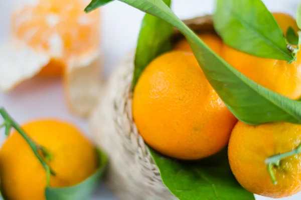Mandarins doces na cesta — Fotografia de Stock